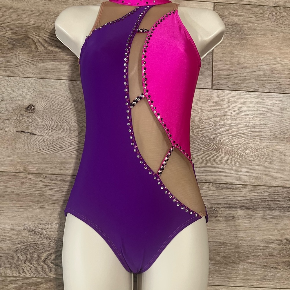Beautiful competition dance costume. Beautiful quality. Perfect condition.